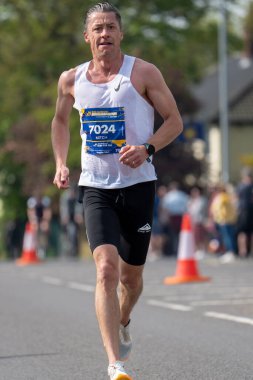 Rob Burrow Leeds Maratonu 'nda koşan koşucular. Spor severler, Adel, Batı Yorkshire 'da 6 mil yarışının keyfini çıkarıyorlar..