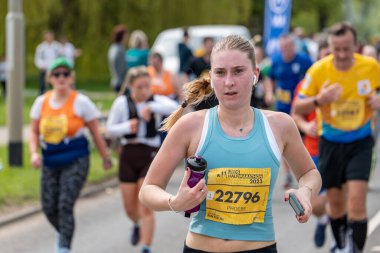 Rob Burrow Leeds Maratonu 'nda koşan koşucular. Spor severler, Adel, Batı Yorkshire 'da 6 mil yarışının keyfini çıkarıyorlar..