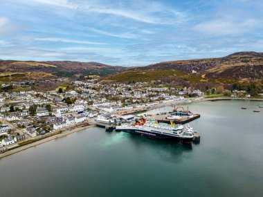İskoçya Ullapool Limanı 'ndaki CalMac feribot MV Loch Seaforth' un hava görüntüsü. 