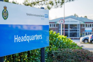 Wakefield, İngiltere. 21 Aralık 2022. Yorkshire Ambulans Merkezi işareti
