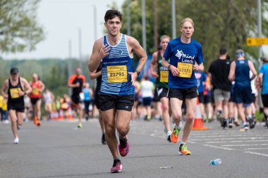 Rob Burrow Leeds Maratonu 'nda koşan koşucular. Spor severler, Adel, Batı Yorkshire 'da 6 mil yarışının keyfini çıkarıyorlar..