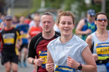 Rob Burrow Leeds Maratonu 'nda koşan koşucular. Spor severler, Adel, Batı Yorkshire 'da 6 mil yarışının keyfini çıkarıyorlar..