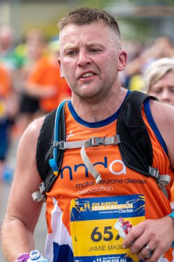 Rob Burrow Leeds Maratonu 'nda koşan koşucular. Spor severler, Adel, Batı Yorkshire 'da 6 mil yarışının keyfini çıkarıyorlar..