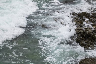 Dalgalar İskoçya 'nın Lewis Adası' ndaki boş Eoropie Sahili 'ne çarpar..