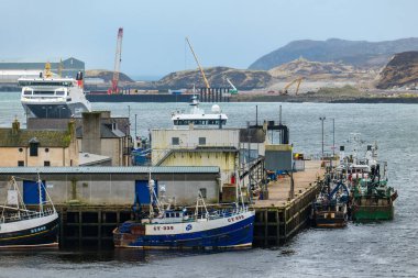Stornoway balıkçı limanı, Lewis Adası, Outer Hebrides, İskoçya, ıslak, gri bir günde. 