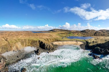 Lewis Adası 'ndaki Dailbeag plajının hava manzarası. Outer Hebrides 'te ıssız, ıssız bir İskoç plajı. Bu kıyı bölgesinde mavi gökyüzü ve turkuaz su. 