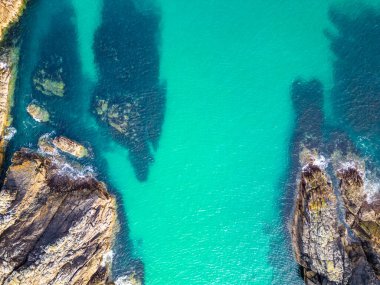 Lewis Adası 'ndaki Stoth Limanı' nın insansız hava aracı görüntüsü. Türkuaz su dış Hebridler 'deki çıkıntılar ve etrafındaki körfez kayalıklarıyla çevrili.