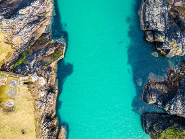 Lewis Adası 'ndaki Stoth Limanı' nın insansız hava aracı görüntüsü. Türkuaz su dış Hebridler 'deki çıkıntılar ve etrafındaki körfez kayalıklarıyla çevrili.