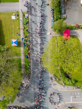 Rob Burrow Leeds Maratonu 'nda yarışan ve Otley Road, Adel' de 6 mil koşan koşucuların robot görüntüsü.. 