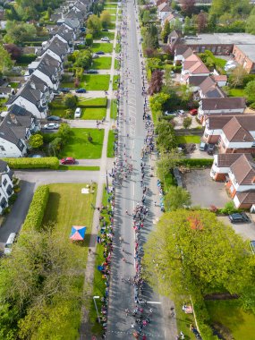 Rob Burrow Leeds Maratonu 'nda yarışan ve Otley Road, Adel' de 6 mil koşan koşucuların robot görüntüsü.. 