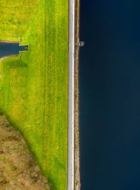 Kuzey Yorkshire, Fewston Reservoir 'ın dikey hava manzarası ve barajın üzerinden geçen yol..