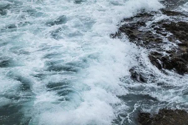 Dalgalar İskoçya 'nın Lewis Adası' ndaki boş Eoropie Sahili 'ne çarpar..