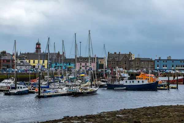 Stornoway balıkçı limanı, Lewis Adası, Outer Hebrides, İskoçya, ıslak, gri bir günde. 