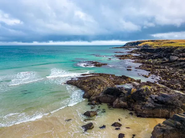 Outer Hebrides 'teki Lewis Adası' ndaki Ness Limanı 'nın insansız hava aracı görüntüsü. Güneşli bir günde güzel bir sahil ve deniz manzarası..