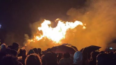 Şenlik ateşi ya da Guy Fawkes gecesi için kalabalık bir şenlik ateşi, Leeds. 5 Kasım. Yüksek kalite 4k görüntü