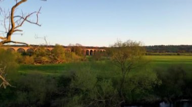 Arthington Demiryolu Viaduct ve Wharfe Nehri 'nin batı Yorkshire üzerindeki hava manzarası. Tren köprüsü olan İngiliz kırsal ve tarım alanları.