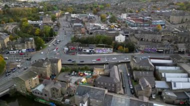 Shipley, İngiltere - 29 Ekim 2023: Pazar tezgahları ve ikonik Shipley Saat Kulesi de dahil olmak üzere Shipley şehir merkezinin havadan görüntüsü. Bradford, Batı Yorkshire yakınlarındaki Yoğun Otley Yolu ve A6038. Yüksek kalite fotoğraf