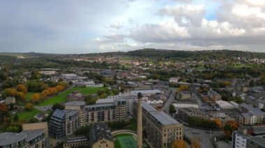 Batı Yorkshire, Shipley 'de yenilenmiş endüstriyel Victoria Mills' deki konut binasının hava görüntüleri. - Evet. Yüksek kalite 4k görüntü
