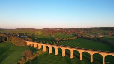 Arthington Demiryolu Viaduct ve Wharfe Nehri 'nin batı Yorkshire üzerindeki hava manzarası. Tren köprüsü olan İngiliz kırsal ve tarım alanları.