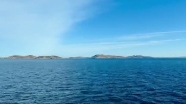 İskoçya 'nın Ullapool ve Stornoway arasındaki CalMac feribot yolculuğunun zamanı. İskoç adaları üzerinde deniz ve mavi gökyüzü.