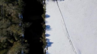 Karlı bir kış gününde, Kuzey Yorkshire, Wharfe nehrinin üzerinden uçan hava görüntüleri. - Evet. Yüksek kalite 4k görüntü