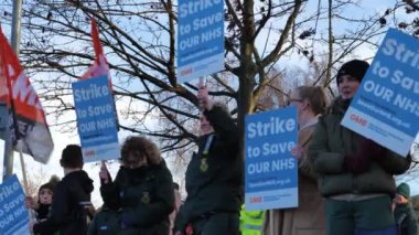 Leeds, İngiltere. 21 Aralık 2022. Grev yapan sağlık görevlileri ve diğer Yorkshire Ambulans Servisi çalışanları grev hattındaki Leeds Ambulans İstasyonu 'nda. 