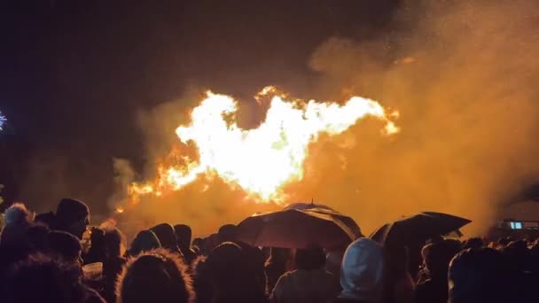 Großes Lagerfeuer Mit Menschenmassen Für Bonfire Oder Guy Fawkes Night — Stockvideo
