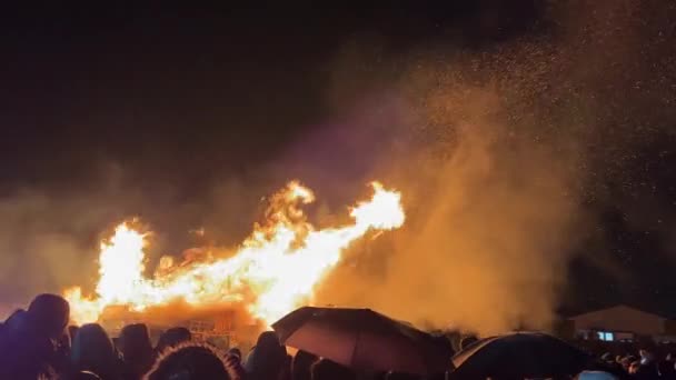 Großes Lagerfeuer Mit Menschenmassen Für Bonfire Oder Guy Fawkes Night — Stockvideo