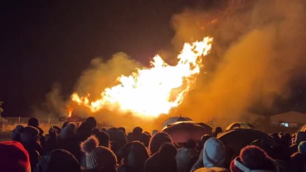 Wielkie Ognisko Tłumem Ludzi Bonfire Lub Guy Fawkes Night Leeds — Wideo stockowe