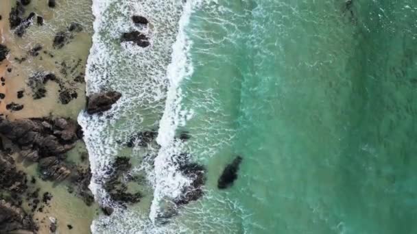 ルイス島のエオロピービーチを飛行する空中ビューで エオラパヒドの海岸線に衝突する波の鳥の視界 オーターヘブライズ島の海岸線 — ストック動画