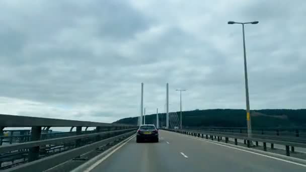 Timelapse Coche Conduciendo Por Través Inverness Sobre Puente Kessock Escocia — Vídeo de stock