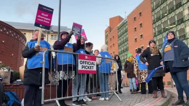 Leeds Wielka Brytania Grudnia 2022 Tłum Pielęgniarek Strajkujących Pikiecie Przed — Wideo stockowe