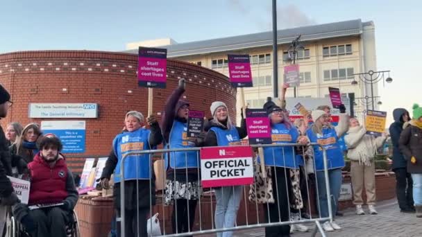 リーズ イギリス 2022年12月15日 リーズ ゼネラル インファレマリーの外のピケットラインでストライキ中の看護師の群衆 高品質の4K映像 — ストック動画