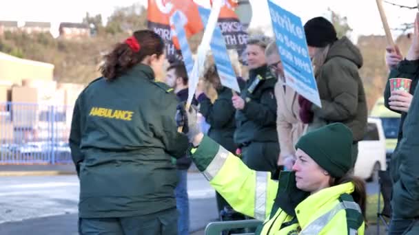 Leeds 2022年12月21日 列斯急救站警戒线上的突击医护人员和其他约克郡救护服务人员 — 图库视频影像