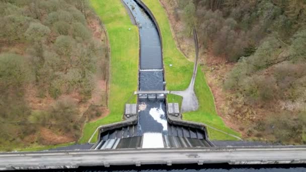 Luchtdrone Beelden Vliegen Thruscross Reservoir Dam North Yorkshire Hoge Kwaliteit — Stockvideo