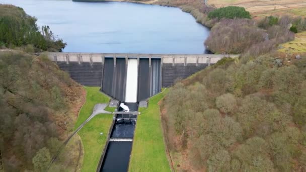 Luchtbeelden Vliegen Weg Van Thruscross Reservoir Dam North Yorkshire Hoge — Stockvideo