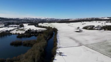Karlı bir kış gününde, Kuzey Yorkshire, Wharfe nehrinin üzerinden uçan hava görüntüleri. - Evet. Yüksek kalite 4k görüntü