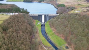 Kuzey Yorkshire 'daki Truscross Barajı' na doğru uçan hava aracı görüntüleri. Yüksek kalite 4K görüntü. Yorkshire Su rezervuarının görüntüsü alınıyor.