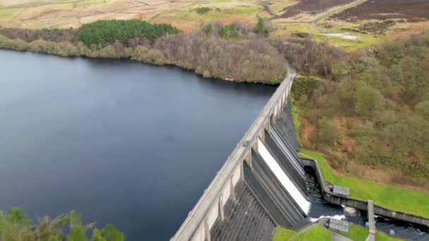 Drohnenaufnahmen Aus Der Luft Die Über Den Thruscross Reservoir Dam — Stockvideo