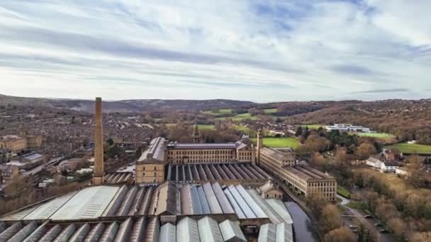 Luftaufnahme Über Salts Mill Saltaire Einer Umgebauten Viktorianischen Textilfabrik Hochwertiges — Stockvideo