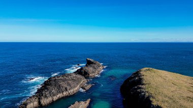 İskoçya, Lewis Adası 'ndaki Dun Eistean Demir Çağı Arkeolojik Alanı. Mavi gökyüzü ile engebeli İskoç kıyı manzarası.