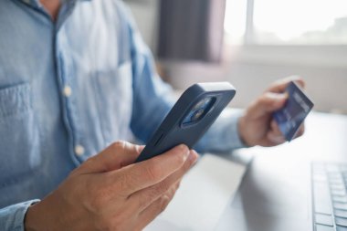 Çevrimiçi akıllı telefon alışverişi yapan, internetten alışveriş yapan, e-ticaret e-bankacılık hizmeti veren erkekleri kapatın. Çevrimiçi güvenli ödeme.