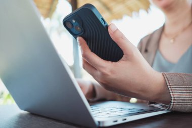 İnternetten akıllı telefon alışverişi yapan kadın ellerini kapat, kafeden çalışan Freelancer kumandası. İnternetten satın almak, e-ticaret e-bankacılık hizmeti. Çevrimiçi güvenli ödeme.