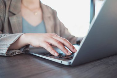 Kafede dizüstü bilgisayarla çalışan bir kadın. Freelancer kumandası kafeden çalışıyor. İnternetten alışveriş, internetten alışveriş. E-ticaret, e-bankacılık hizmeti. Çevrimiçi güvenli ödeme.