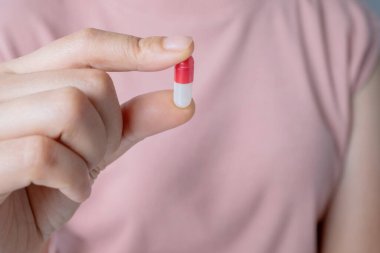 Kadın eli, vitamin ve biyolojik takviyeler tutuyor. Güzellik, sağlık, sağlık ve tıp konsepti