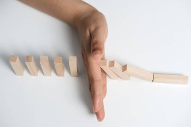 Düşen bir bloğu durdurmak ya da engellemek. Serbest bırakma, risk ortadan kaldırma, başarılı stratejiler ve müdahaleler kavramı.