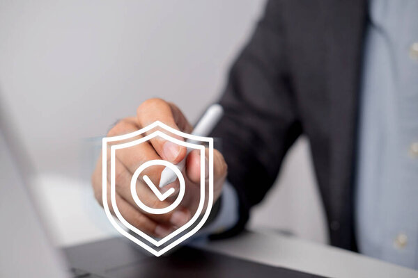 Сеть кибербезопасности. Бизнесмен использует цифровой карандаш для ввода кода для защиты деловых и финансовых данных с помощью облачной вычислительной системы. Умные решения, концепция кибербезопасности.