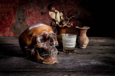 Eski ahşap arka planda insan kafatası.