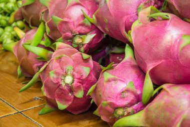 Tayland 'da market tezgahında ejderha meyvesi.