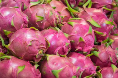 Tayland 'da market tezgahında ejderha meyvesi.